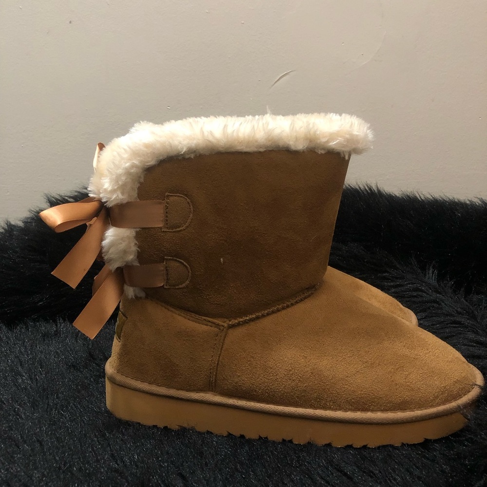 UGG Bailey Bow II Tan size 9 Worn once Excellent condition